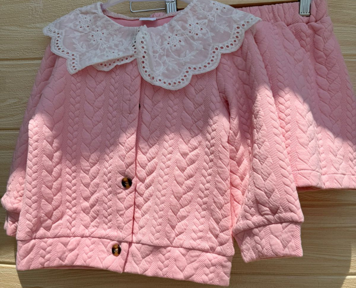 🌸 Elegant Pink Quilted Set with Lace Collar 🌸
