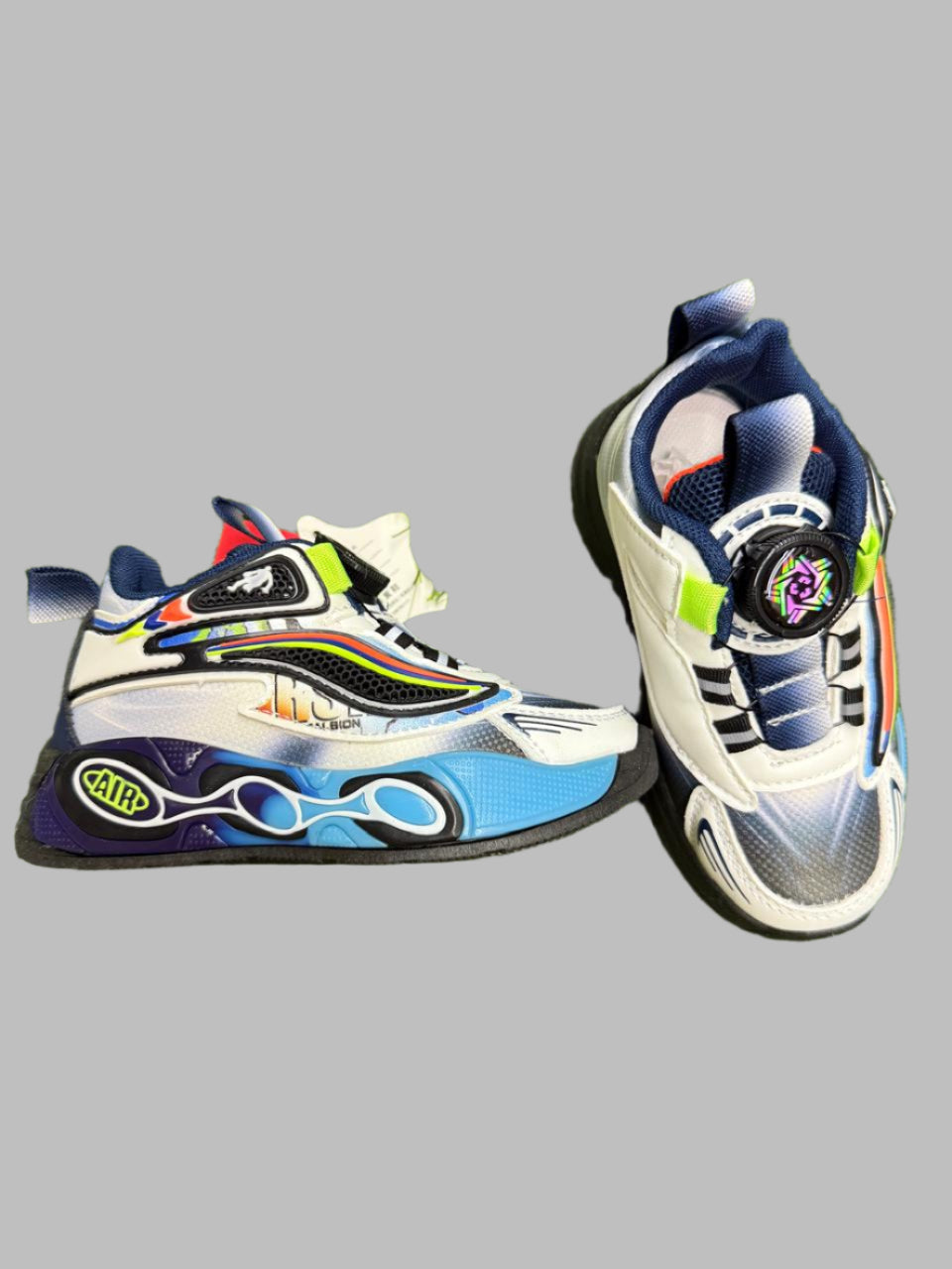These kids' sneakers combine style and sportiness for everyday wear.