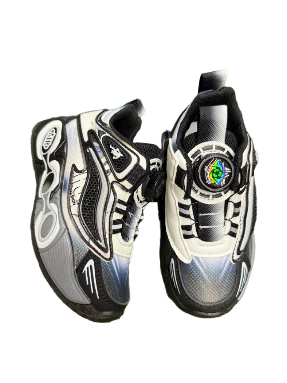 These kids' sneakers combine style and sportiness for everyday wear.