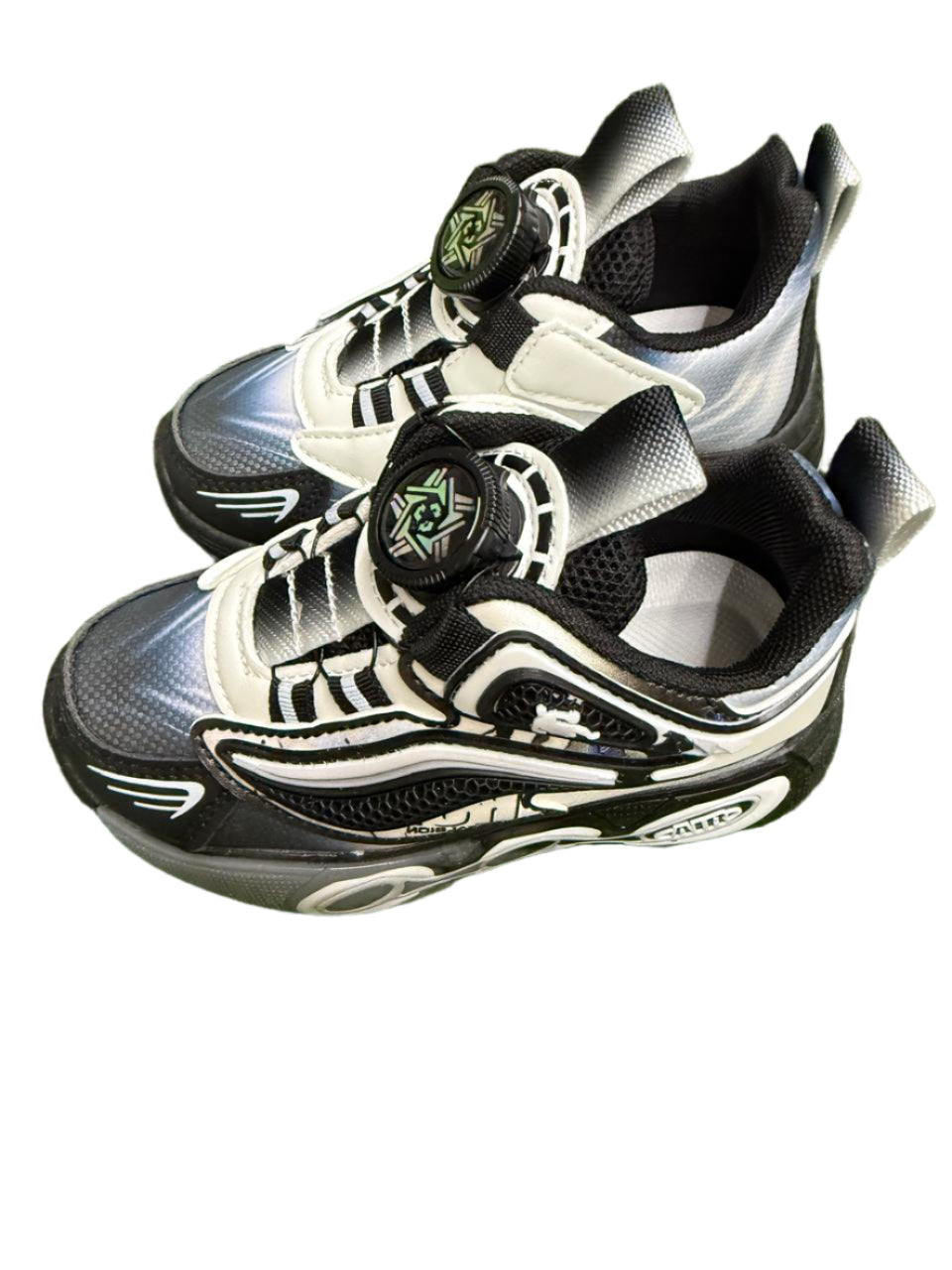 These kids' sneakers combine style and sportiness for everyday wear.