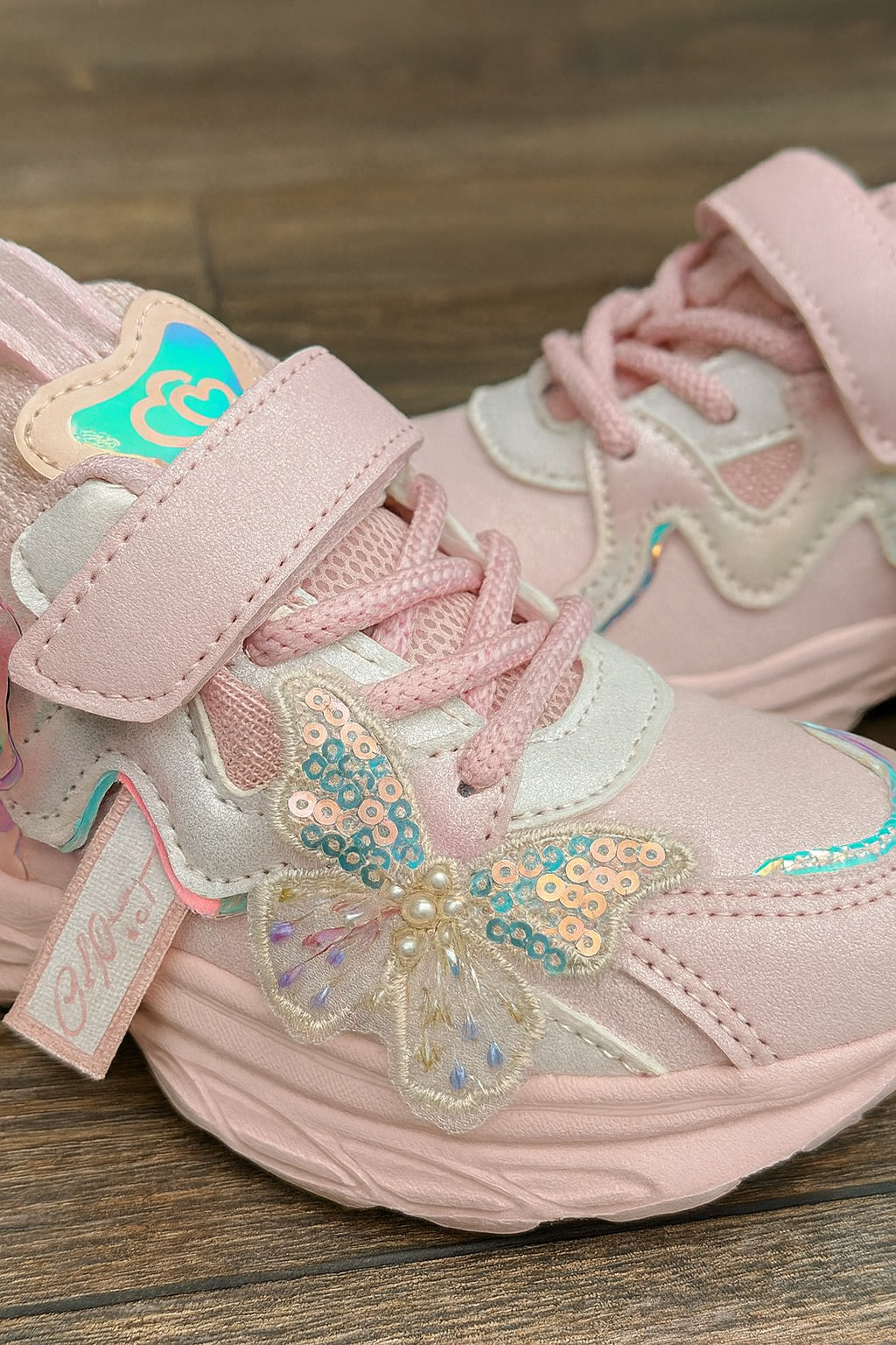 Sparkle in every step – the cutest butterfly sneakers for your little princess!